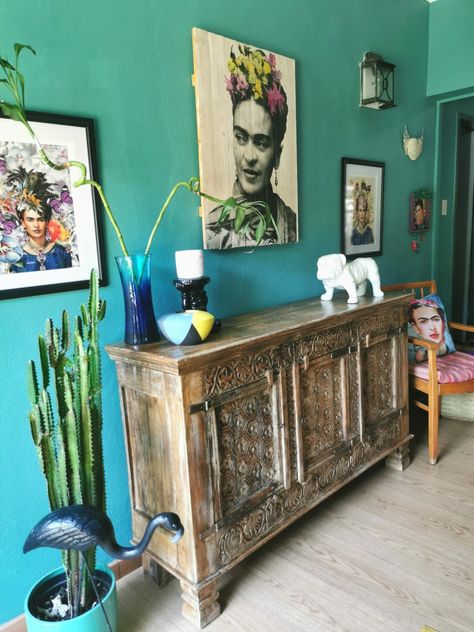 Frida Kahlo Interior Design, Frida Kahlo Living Room Decor, Frida Kahlo Home Decor, Frida Khalo Decor, Frida Inspired Bedroom, Frida Kahlo Inspired Decor, Frida Kahlo Bedroom, Mexican Entryway, Frida Kahlo Decor Ideas