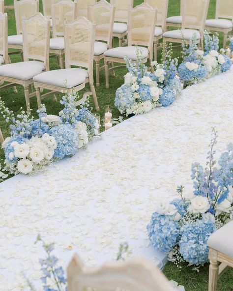 French Blue Wedding, Baby Blue Weddings, Blue Wedding Decorations, Wedding Color Combinations, White Wedding Decorations, Blue And White Wedding, Blue White Weddings, White Wedding Theme, Light Blue Wedding