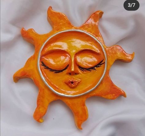 Sun Incense Holder Clay, Clay Moon Face, Sun Air Dry Clay, Retro Clay Art, Ceramics Mask Ideas, Ceramic Masks Ideas Easy, Sun Clay Art, Clay Tile Ideas, Things To Sculpt With Clay Easy