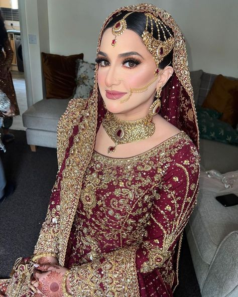 Baraat Makeup Look, Valima Makeup, Pakistan Suit, Fall Outfit Boots, Desi Bridal Makeup, Boots With Socks, Simple Bridal Makeup, Couple Illustration Wedding, Pakistani Brides