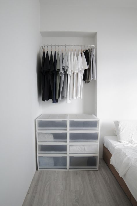 Minimalist Workout Room, Minimalist Wardrobe Ideas, Extreme Minimalism Wardrobe, Condo Wardrobe, Extreme Minimalism Home, Extreme Minimalist Bedroom, Japanese Bedroom Ideas Small Spaces, Extreme Minimalist Wardrobe, Room Small Ideas