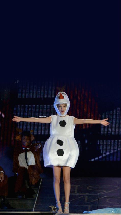 Taylor Swift Olaf Costume, Olaf Taylor Swift, Taylor Swift Olaf, Taylor Swift Halloween Costume, Olaf Costume, Taylor Swfit, Princess Tutu Dresses, Photos Of Taylor Swift, Celebrity Halloween Costumes