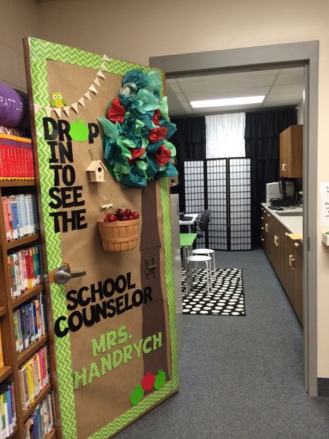 Elementary counseling door decoration Counseling Door Decorations, Winter Classroom Ideas, Christmas Door Decorations For Work, School Counselor Door, Counselor Door, School Counselor Decor, Counseling Decor, Door Decorating Contest, Elementary Counseling