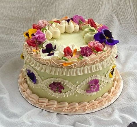 Natural Flower Cake, Matcha Buttercream, Soaked Cake, Snacks Korean, Matcha Cake, Vanilla Milk, Pretty Dessert, Dream Cake, Pretty Birthday Cakes