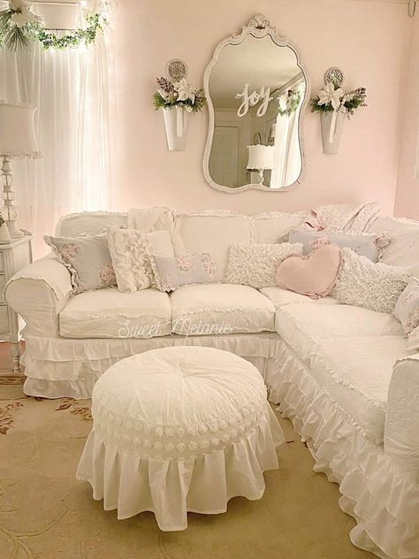 Rachel Ashwell Shabby Chic Couture, Shabby Chic Decorating, Muebles Shabby Chic, Rachel Ashwell Shabby Chic, Chic Sofa, Decoration Shabby, Cottage Shabby Chic, Shabby Chic Living, Shabby Chic Room