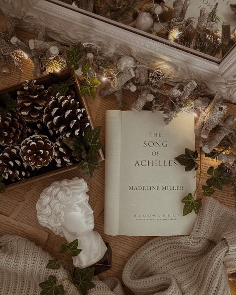 Light Academia Christmas Aesthetic, Bookstagram Dark Academia, Dark Academia Christmas Aesthetic, Kathy Core, Christmas Academia, Spooky Winter, Dark Academia Flowers, Christmas Study, Dark Academia Winter