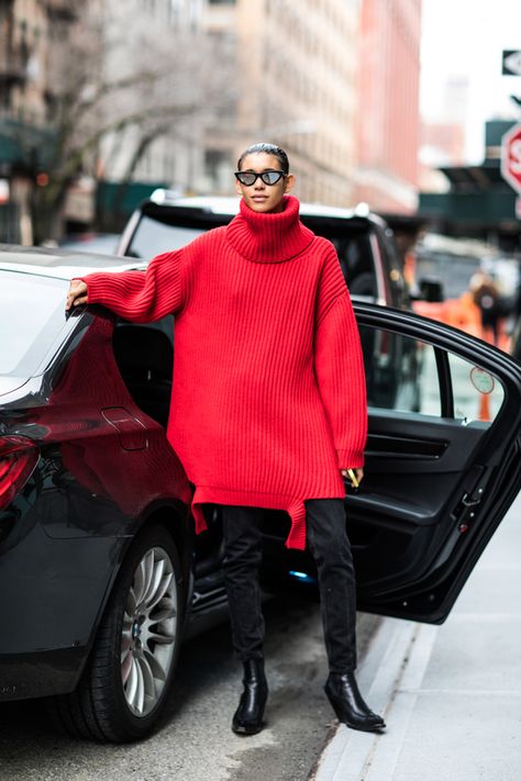 Street style à la Fashion Week automne-hiver 2018-2019 de New York Crédit photo : Sandra Semburg Sweater Street Style, Street Style 2023, London Fashion Weeks, Fashion Week 2018, Model Street Style, Style 2023, La Fashion Week, Winter Outfit Inspiration, Women Street