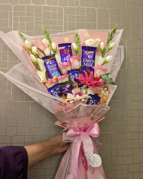 Chocolates n fresh flowers bouquet 💕 Fruit Bouquet, Birthday Wishes Pics, Fresh Flower Bouquets, Gift Bouquet, Chocolate Bouquet, Buy Flowers, Dairy Milk, Fresh Flowers, Birthday Wishes