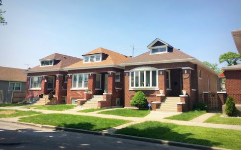 Chicago Bungalow Interior, Chicago Bungalow Remodel, Small Brick House, Bungalow Backyard, Exterior Home Makeover, Brick Ranch Houses, Workers Cottage, Chicago Bungalow, Chicago Brick