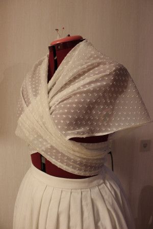 How to make a sheer wrap fichu Colonial Dress, Costumes Couture, 18th Century Dress, 1 June, 18th Century Clothing, Project Work, Edwardian Dress, 18th Century Fashion, Century Clothing