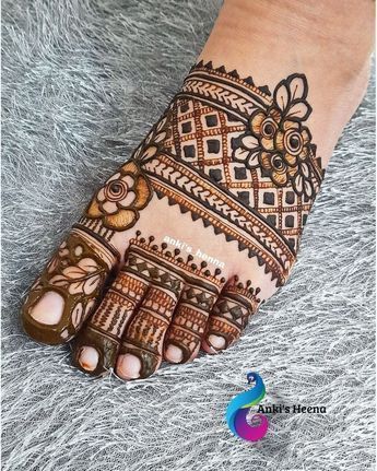 Minimalist Mehendi, Leg Mehendi Design, Foot Mehndi, Back Hand Mehndi, Leg Mehndi, Foot Henna, Paisley Motifs, Legs Mehndi Design, Very Simple Mehndi Designs