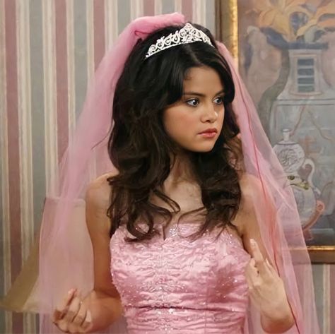 2000s Girl, Alex Russo, Selena Gomez Cute, Princess Movies, Wizards Of Waverly Place, Waverly Place, Celebrity Halloween Costumes, Pink Aura, Marie Gomez