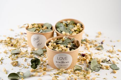 Biodegradable confetti for your wedding, birthday or other party. Our confetti is made from 100% natural dried flowers and is completely biodegradable. Do the environment a favor and stop using plastic! Color / Content: Green Ivory consists of dried jasmine flowers and dried eucalyptus leaves. Quantity specification: 1 liter flower confetti corresponds to approx. 10-12 handfuls (90g) + 10 brown cups 2 liters of flower confetti correspond to approx. 20-25 handfuls (180g) + 20 brown cups 3 liters Flower Confetti Wedding, Dried Flower Confetti, Biodegradable Confetti, Brown Cups, Flower Confetti, Feuille Eucalyptus, Confetti Wedding, Jasmine Flowers, Dried Eucalyptus