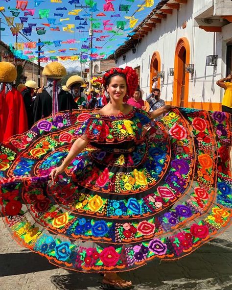 Ropa típica de diferentes regiones de México | Mano Mexicana Chiapas Dress, Folklorico Dresses, Mexico Dress, Mexican Quinceanera, Mexican Quinceanera Dresses, Traditional Mexican Dress, Ballet Folklorico, Outfits For Mexico, Mexican Fashion