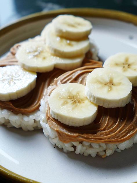 Crispy Rice Cakes, Almond Butter And Banana, Quick Breakfast On The Go, Rice Cakes Toppings, Banana And Rice, Rice Crackers, Crispy Rice, Breakfast On The Go, Nutritious Snacks