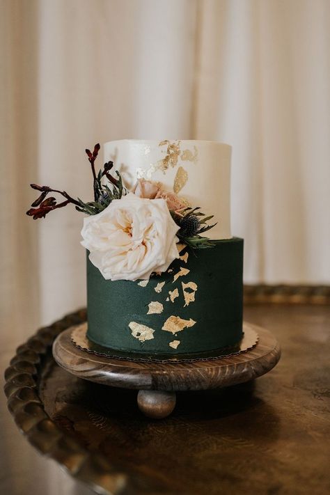 Emerald Wedding Cake, Wedding Cake Emerald Green, Bohemian Cake, Emerald Green Wedding, Green Wedding Cake, Fake Wedding, Wedding Cake Roses, Green Cake, Green Themed Wedding