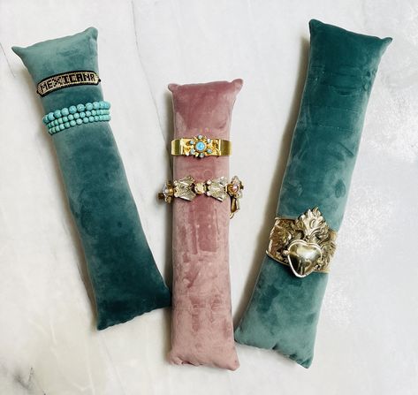 Bracelet Holder Ideas, Bracelet Holder Diy, Diy Bracelet Holder, Bracelet Pillow, Velvet Bracelet, Vintage Booth, Make Bracelet, Jewelry Closet, Bracelet Holder