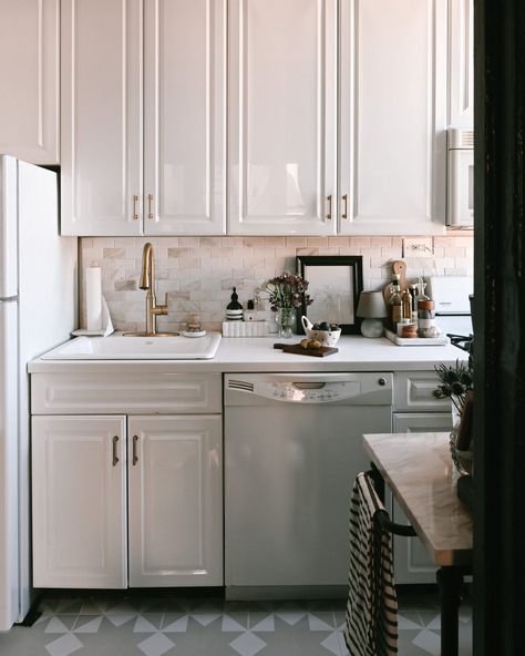 Backsplash Kitchen White Cabinets, Stick Tile Backsplash, Peel Stick Backsplash, Rental Kitchen, Peel And Stick Floor, Peel And Stick Backsplash, Outdoor Home Decor, Diy Backsplash, Stick Backsplash