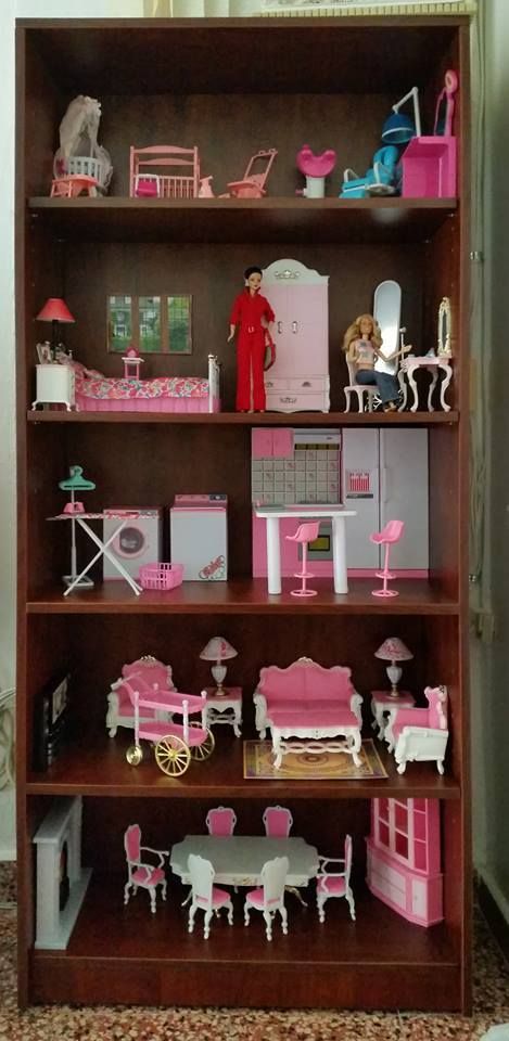 Barbie Entrance, Barbie Doll Display Ideas, Barbie Display Ideas, Diy Doll Room, Old Barbie Dolls, Barbie House Furniture, Old Barbie, Barbie Houses, Baby Barbie