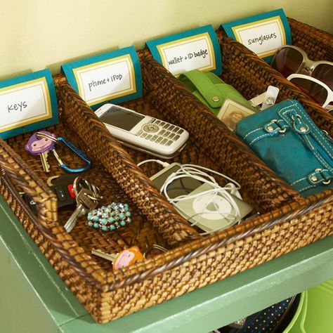 This handy tray holds small items you need to grab on your way out the door. More storage for less: http://www.bhg.com/decorating/storage/organization-basics/simple-storage-for-less/?socsrc=bhgpin110913organizetray&page=17 Organize Life, Fun Organization, Smart Tiles, Apartment Decoration, Organisation Hacks, Budget Organization, Viria, Creative Storage, Life Organization