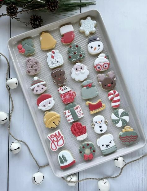 Mini Christmas Royal Icing Cookies, Advent Cookies Decorated, Christmas Mini Cookies, Mini Christmas Cookies Decorated, Christmas Cupcake Cake, Ideas Decoracion Navidad, Cookie Glaze, Christmas Sugar Cookies Decorated, Christmas Macarons