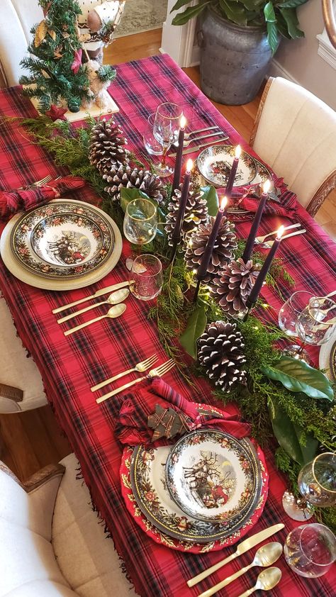 Diy Christmas Table Decor, Christmas Table Decor Ideas, Woodland Table, Christmas Table Decorations Diy, Diy Christmas Table, Christmas Table Setting, Christmas Table Decor, Vintage Christmas Decor, Christmas Dinnerware