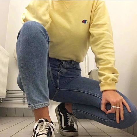 : ) on Instagram: “Tag your friends so you can punch them 😂” Crewneck Sweatshirt Outfit Jeans, Yellow Crewneck Outfit, Crewneck Sweatshirt Outfit, Crewneck Outfit, Yellow Crewneck, Blue Mom Jeans, Outfit Jeans, Jeans Mom, Sweatshirt Outfit