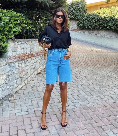 Nazife Özcan na Instagramu: "Today✌🏼" Denim Bermuda Shorts Outfit, Bermuda Shorts Outfit, Ny Outfits, Envy Clothing, Bermuda Jeans, Minimal Outfit, Casual Chic Outfit, Mein Style, Looks Chic