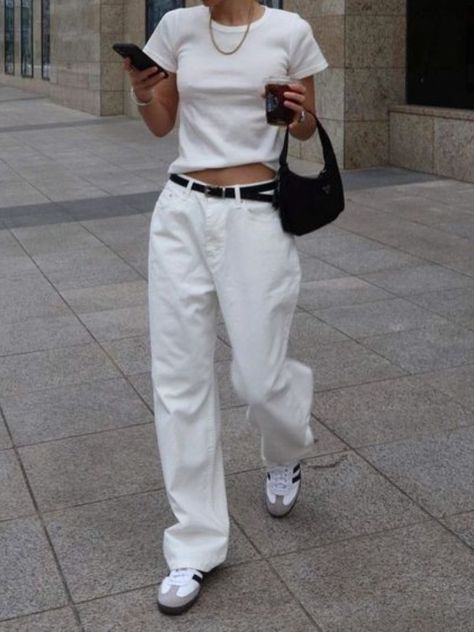 White Jeans Outfit Spring, Baggy Jeans For Women, Jeans Outfit Spring, White Pants Outfit, Samba Outfit, White Jeans Outfit, Jeans Claro, Outfit Jeans, Jeans White