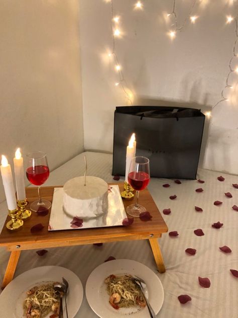 Simple Room Decor For Anniversary, Husband Birthday Party Decorations, Husband Birthday Surprise At Home, Simple Birthday For Husband, Birthday Dinner For Boyfriend At Home, Simple Surprises For Husband, Simple Birthday Room Decorations For Boyfriend, Candle Light Dinner At Home For Two, Simple Birthday Dinner Ideas At Home