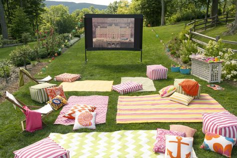 Genius Outdoor Movie Ideas for an Epic Summer Night - The Girl Creative Open Air Kino, Outdoor Movie Party, Bbq Decorations, Backyard Movie Theaters, Deco Cinema, Backyard Movie Party, Backyard Movie Nights, Outdoor Cinema, Backyard Movie