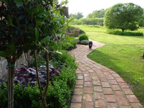 brick-path-03-proj-cotcdy001 Cottage Path, Brick Pathways, Yard Path, Garden Shoot, Garden Design Pictures, Diy Garden Landscaping, Village Cottage, Brick Pathway, Brick Path