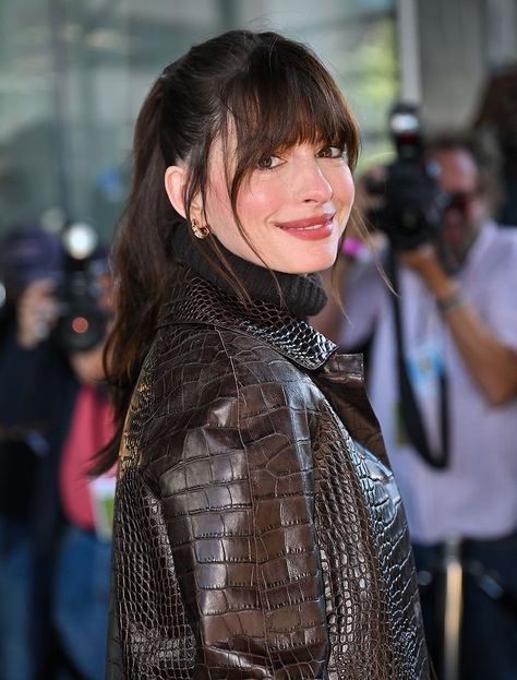 Anne Hathaway Bangs, Devil Wears Prada Outfits, Anne Hathaway Hair, Rambut Brunette, Devil Wears Prada, Celebrity Hair Stylist, Anna Wintour, Trending Haircuts, Emily Ratajkowski