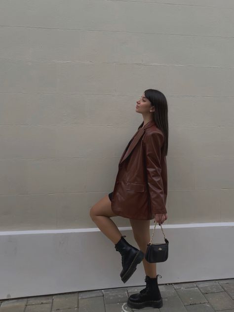 Girl with brown outfit including high doctor martens and brown lather jacket Brown Blazer Outfit, Blazer Marron, Brown Leather Jacket Outfit, Dark Spring, Outfit Botas, Style Dark, Blazer Outfit, Wardrobe Tips, Leather Jacket Outfits