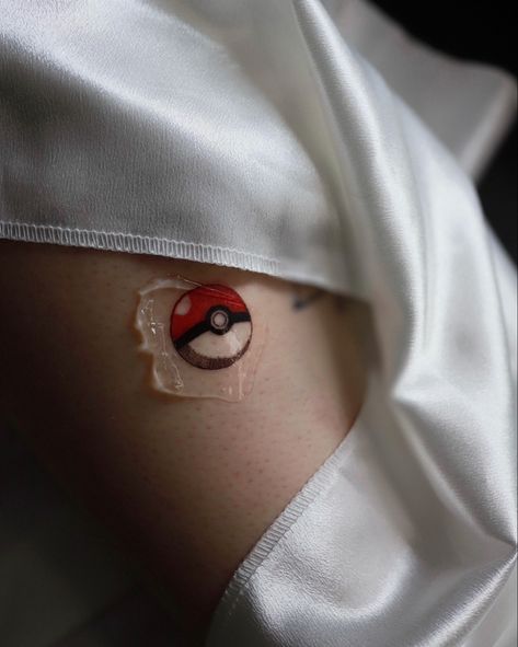 Pokemon Finger Tattoo, Pokemon Tattoo Pokeball, Pokémon Card Tattoo, Poke Ball Tattoo, Pokemon Tattoo Ideas, Pokeball Tattoo, Pokemon Tattoo, Type Pokemon, Card Tattoo