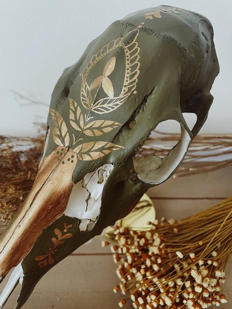 Painted Horse Skull, Deer Skull Art Diy, Painted Animal Skulls Ideas, Cow Skull Painting Ideas, Savannah Core, Skull Decor Diy, Deer Crafts, Painted Deer Antlers, Decorative Skulls