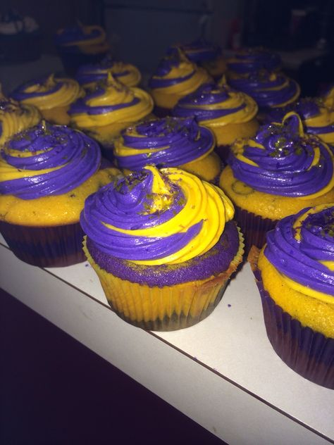 MN Viking Cupcakes.   Vanilla bean cupcake with a swirled purple and gold vanilla buttercream. Minnesota Vikings Cupcakes, Viking Cupcakes, Vikings Cake, Jmu Dukes, Viking Birthday, Football Treats, Viking Food, Mn Vikings, Vanilla Bean Cupcakes