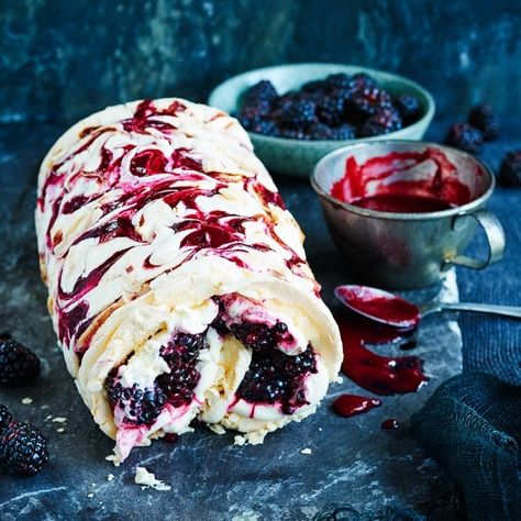 Swirling blackberry purée through the meringue gives a pleasing jammy texture once cooked and a pretty pattern when rolled Rolled Desserts, Meringue Roulade, Roulade Recipe, Fest Mad, Cake Roll, Food Cakes, Pavlova, Meringue, Just Desserts