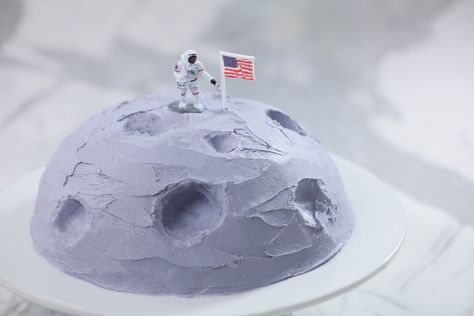 THE MOON IS EARTH'S ORIGINAL SATELLITE. It orbits our little home, reflecting the light of the sun and the shadow of Earth in what are called lunar phases. Some people say that the moon is made of cheese, but I've always thought it was something sweeter. Cake, maybe? Looks like an astronaut even traveled there to g Moon Baby Shower Cake, Chinese Satellite, Sailor Moon Cakes, Chinese Moon Cake, Rocket Cake, Diy Moon, Nerdy Nummies, Rosanna Pansino, Moon Cake Mold