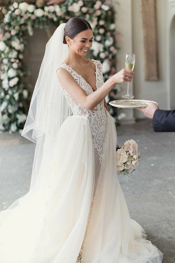 Plain Wedding Dress, Wedding Hair Up, Makeup Bride, Bridal Hair Inspiration, Hairdo Wedding, Wedding Hairstyles Bride, Dress Alterations, Top Wedding Dresses, Wedding Hair Inspiration