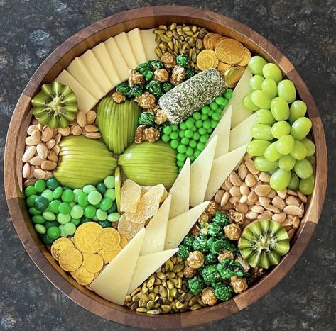 Green Grazing Board, All Green Charcuterie Board, Succulent Charcuterie Board, Green Charcuterie Board Ideas, Mardi Gras Charcuterie Board, Green Charcuterie Board, St Patrick's Day Charcuterie Board, St Patrick Party Food, Grazing Platter Ideas