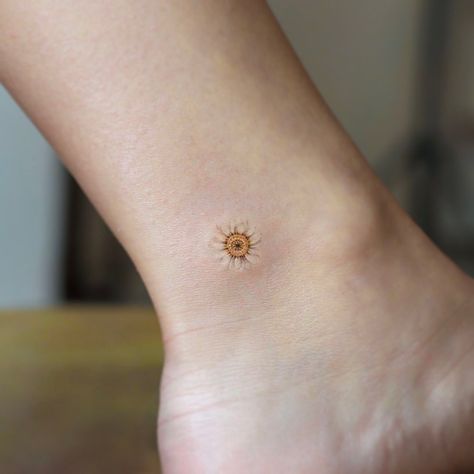 Small Daisy Tattoo, Daisy Tattoos, Daisy Flower Tattoos, Daisy Tattoo, Small Girl Tattoos, Tattoos Geometric, Most Popular Tattoos, Dainty Tattoos, Sunflower Tattoo