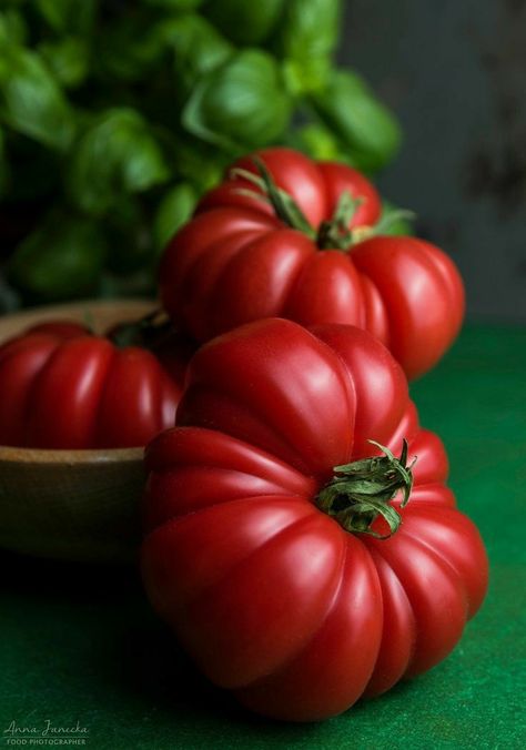 Heirloom Tomato Photography, Tomatoes Aesthetic, Vegetable Photos, Tomato Photography, Vegetable Photography, Heirloom Tomato Plants, Food Photography Fruit, Heirloom Tomatoes Varieties, Deco Fruit