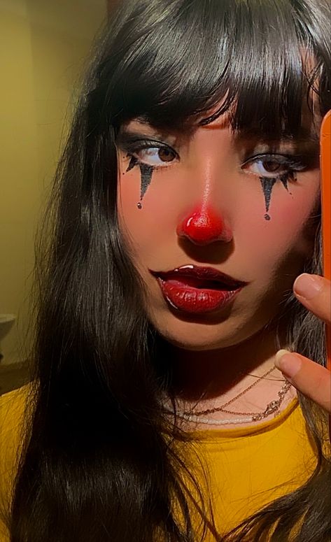 Cute Clown Makeup For Women, Red Clown Makeup, Clown Makeup Aesthetic, Girl Clown Makeup, Clown Makeup Looks, Aesthetic Clown, Clown Makeup Halloween, Cute Clown Costume, Halloween Clown Makeup