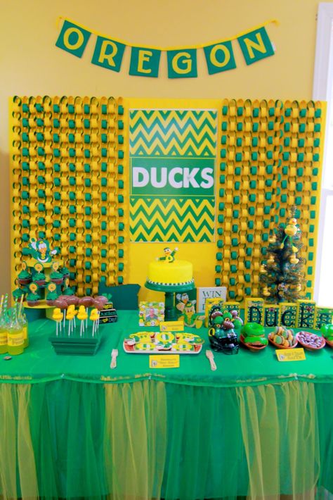 Oregon Ducks Party, Trunk Party, Ducks Football, Graduation Party Diy, Duck Birthday, Creative Baby Shower, Family Lunch, Logo Mascot, Oregon Ducks Football