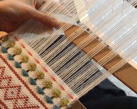 How to weave little trees on a rigid heddle loom Rigid Heddle Weaving Projects, Tapestry Loom Weaving, Rigid Heddle Weaving Patterns, Loom Board, Weaving Book, Rigid Heddle Loom, How To Weave, Loom Craft, Weaving Loom Projects