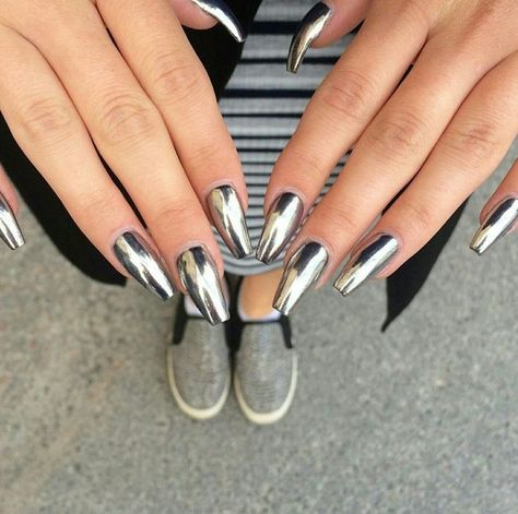 Sleek Nails, Metallic Nail Designs, Nail Design 2023, Chrome Nails Silver, Silver Chrome Nails, Neutral Nails Acrylic, Matted Nails, Creative Tattoo Ideas, Metallic Nails Design