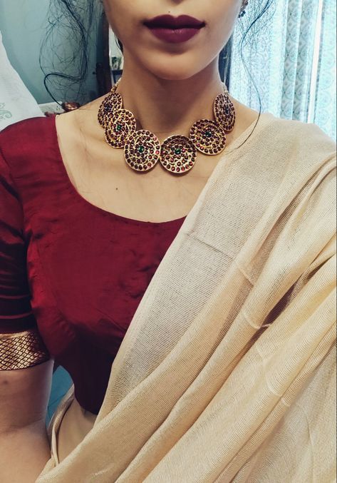 Kemp necklace Jewellery With Saree, Saree Necklace, Onam Outfits Ideas, Trendy Jewelry Ideas, Kemp Jewellery, Kemp Necklace, Onam Outfits, Simple Necklaces, Simple Saree Designs