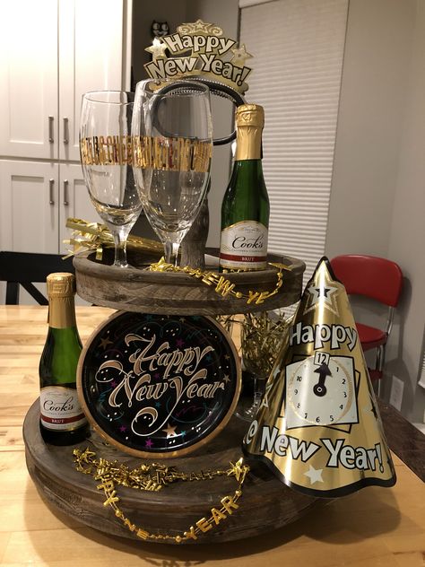 Photo Booth Setup, Countdown Activities, Drink Stations, Balloon Drop, Elegant Dinner Party, Sparkling Drinks, Champagne Tower, Ring In The New Year, Champagne Bottles