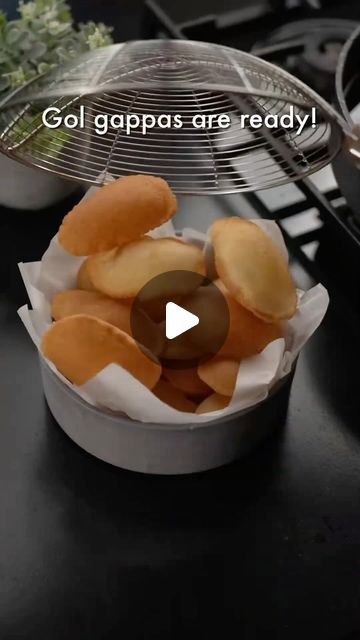 Pani Puri Recipe How To Make, Gol Gappe Recipe, Golgappa Recipe, Gol Gappe, Pani Puri Recipe, Puri Recipes, Pani Puri, Black Salt, Green Chutney